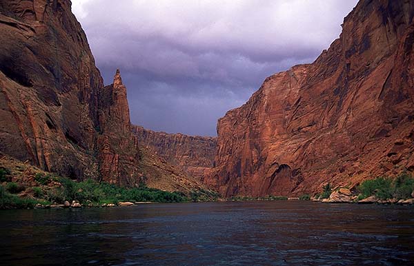 Floating down the Colorado River<br>Glen Canyon<br>Arizona, USA: Glen Canyon, Arizona, United States of America
: Canyons; Rivers.