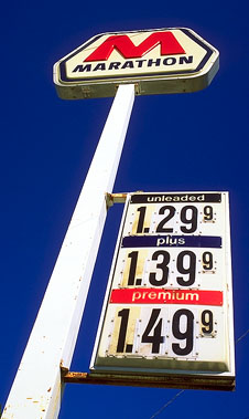 Marathon Oil filling station<br>Pearl of the Main Street<br>Dwight, Illinois: Dwight, Illinois, United States of America
: Signs; Landmarks.