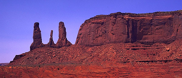 The Three Sisters<br>Monument Valley Navajo Park<br>Utah, USA: Monument Valley Navajo Park, Utah, United States of America
: Geological Formations; Landscapes.
