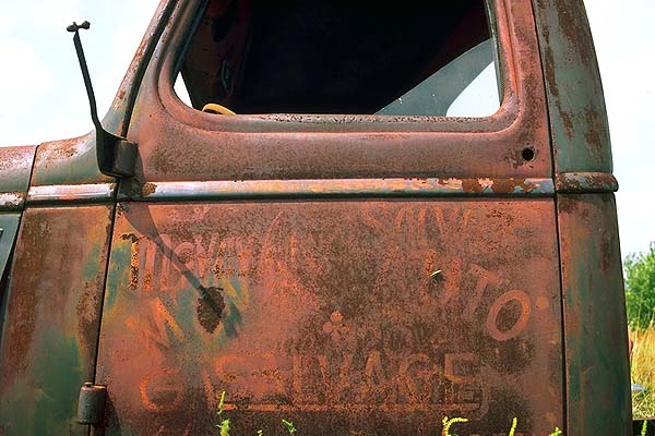 Gone to seed.<br>Joplin, Missouri: Missouri Route 66, Missouri, United States of America
: Cars; Ruins and Restorations.
