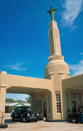 Tower Gas Station and U-Drop-Inn<br>Shamrock, Texas: Shamrock, Texas, United States of America
: Landmarks; Gas Bars.