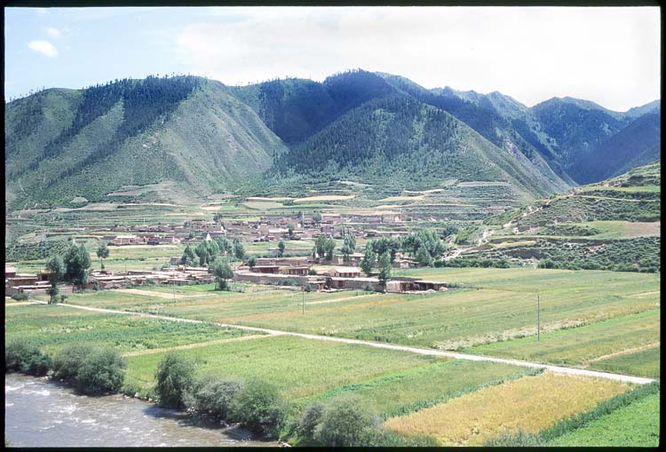 Farmers and villages: Xiahe to Linxia, Gansu, People's Republic of China
: Landscapes; Spoke and Saddle attractions.