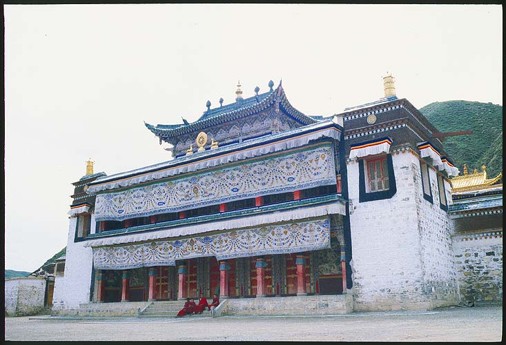(even) More architectural splendour: Xiahe -- Labrang Si, Gansu, People's Republic of China
: Buildings; Temples.