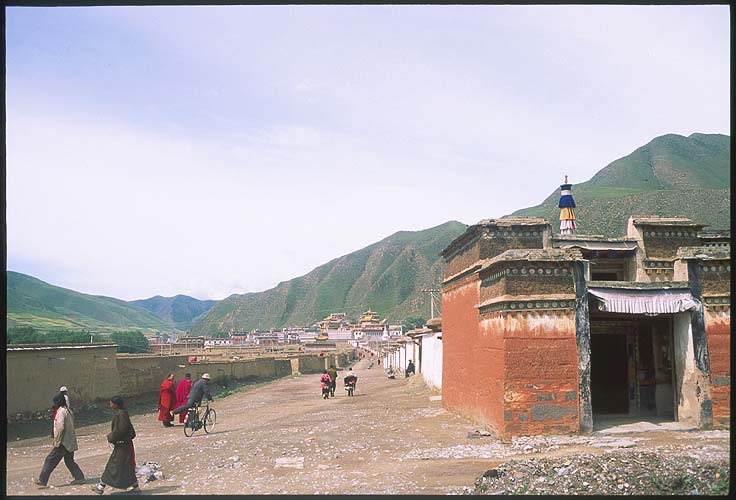 Xiahe :: Labrang Si (Tibetan Lamasary): Xiahe -- Labrang Si, Gansu, People's Republic of China
: Buildings; People You Meet.