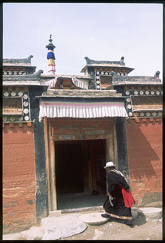 Xiahe :: Labrang Si (Tibetan Lamasary): Xiahe -- Labrang Si, Gansu, People's Republic of China
: Temples; Buildings.