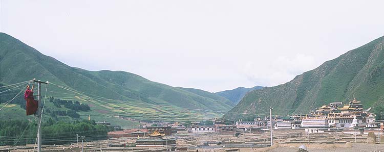 Xiahe :: Labrang Si (Tibetan Lamasary): Xiahe -- Labrang Si, Gansu, People's Republic of China
: Temples; Landscapes.