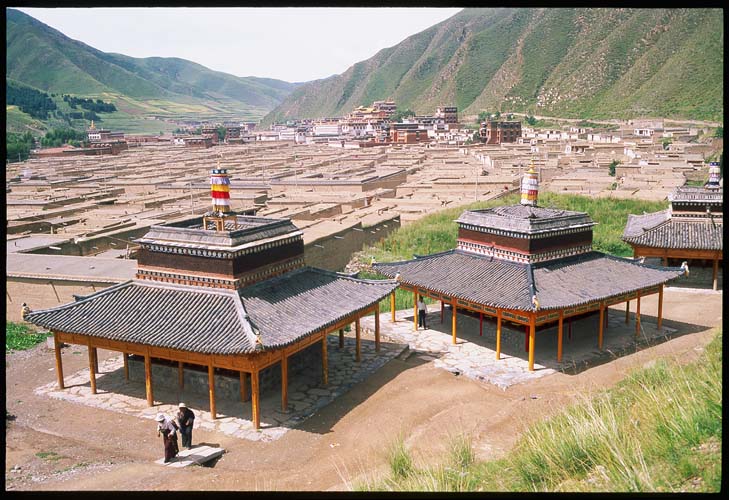 Xiahe :: Labrang Si (Tibetan Lamasary): Xiahe -- Labrang Si, Gansu, People's Republic of China
: Temples; Landscapes.