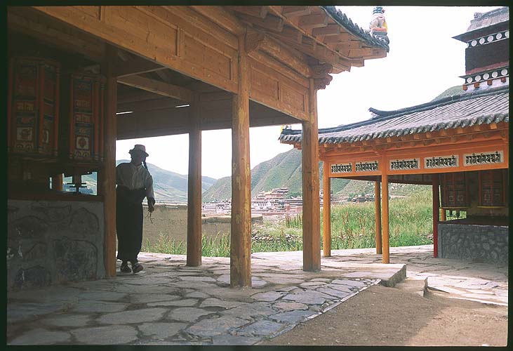 Xiahe :: Labrang Si (Tibetan Lamasary): Xiahe -- Labrang Si, Gansu, People's Republic of China
: People You Meet.