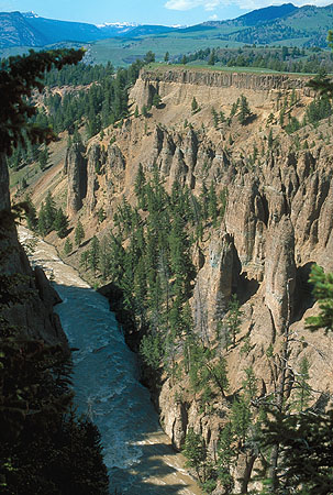 Hoodoos before The Narrows<br>Yellowstone National Park<br>Wyoming, USA: Yellowstone National Park, Wyoming, United States of America
: Geological Formations; Rivers.