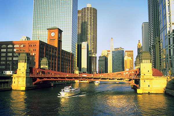 Touring the Chicago River<br>Chicago, Illinois: Chicago, Illinois, United States of America
: Bridges; Rivers.