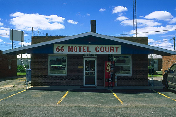 An old-style Motor Court<br>Litchfield, Illinois: Litchfield, Illinois, United States of America
: Motels and Motor Courts.