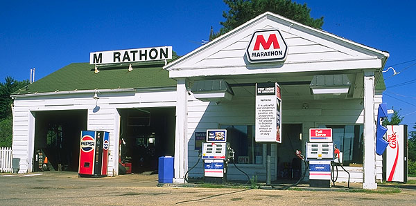 Marathon Oil filling station<br>Pearl of the Main Street<br>Dwight, Illinois: Dwight, Illinois, United States of America
: Gas Bars; Landmarks.