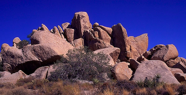 Rock Pile in Hidden Valley<br>Joshua Tree National Monument<br>California, USA: Joshua Tree National Monument, California, United States of America
: Geological Formations.
