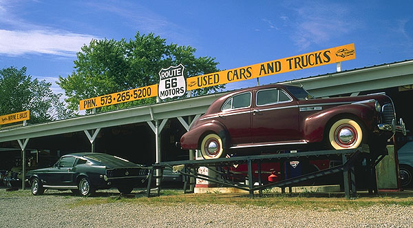 Another Abandoned Roadside Attraction<br>Missouri: Missouri Route 66, Missouri, United States of America
: Cars.