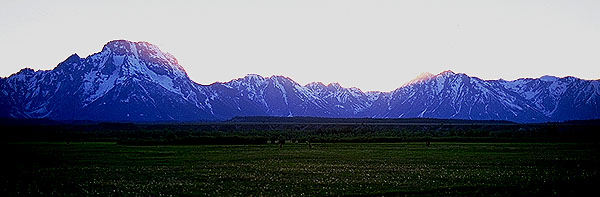 A Grand Tetons Sunset<br>Grand Teton National Park<br>Wyoming, USA: Grand Tetons National Park, Wyoming, United States of America
: Sunsets; Landscapes.